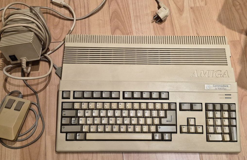 Amiga 500 Plus dobozában – Retro IT