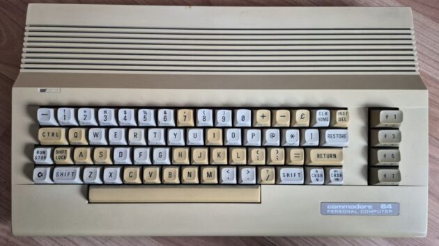 Commodore 64C szivárványos :)